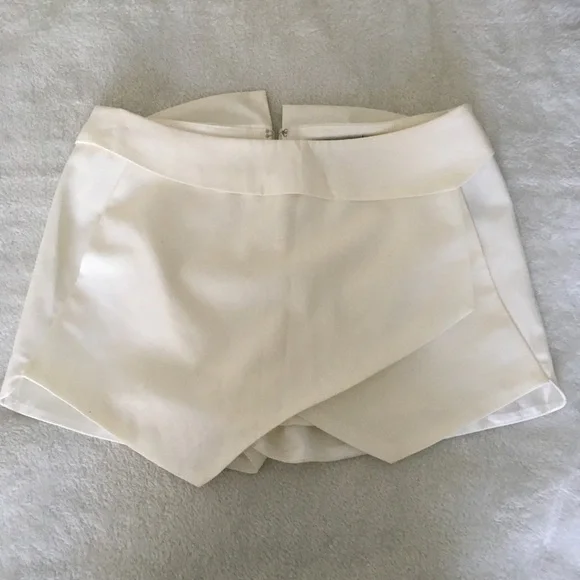 Women’s Solid White Asymmetrical Skort Forever 21 Size M - Picture 5 of 13